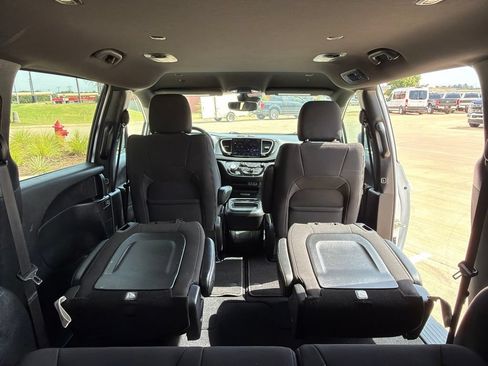 Used 2023 Chrysler Pacifica Touring FWD image 20