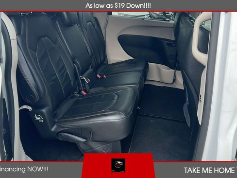 Used 2017 Chrysler Pacifica Touring-L FWD image 10