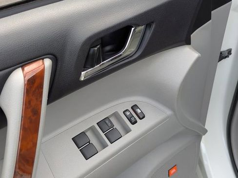 Used 2011 Toyota Highlander Limited w/ Tow Pkg image 11