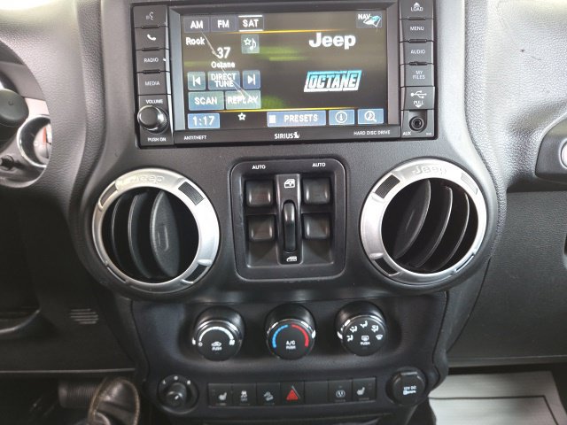 Used 2015 Jeep Wrangler Unlimited Sahara w/ Connectivity Group AWD/4WD image 12
