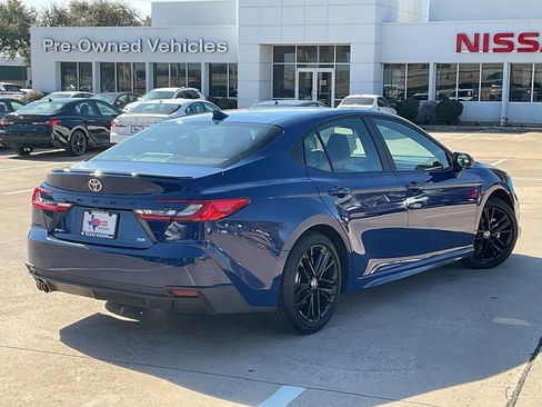 Used 2025 Toyota Camry SE image 5