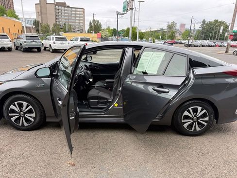 Used 2017 Toyota Prius Prime Plus FWD image 11