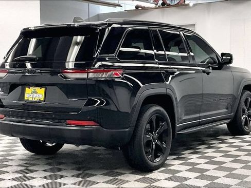Used 2023 Jeep Grand Cherokee Altitude AWD/4WD image 13