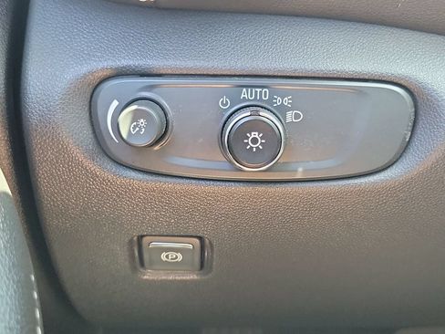 Used 2024 Chevrolet Blazer LT w/ Convenience Package FWD image 17