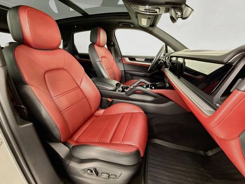 Certified 2024 Porsche Cayenne AWD/4WD image 29