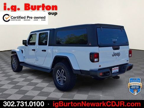 Certified 2022 Jeep Gladiator Overland w/ Popular Equipment Package AWD/4WD image 4