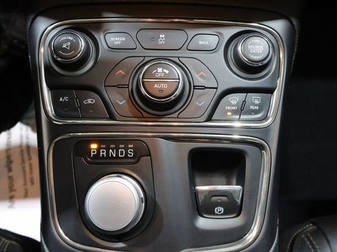 Used 2015 Chrysler 200 C w/ Navigation & Sound Group I image 30