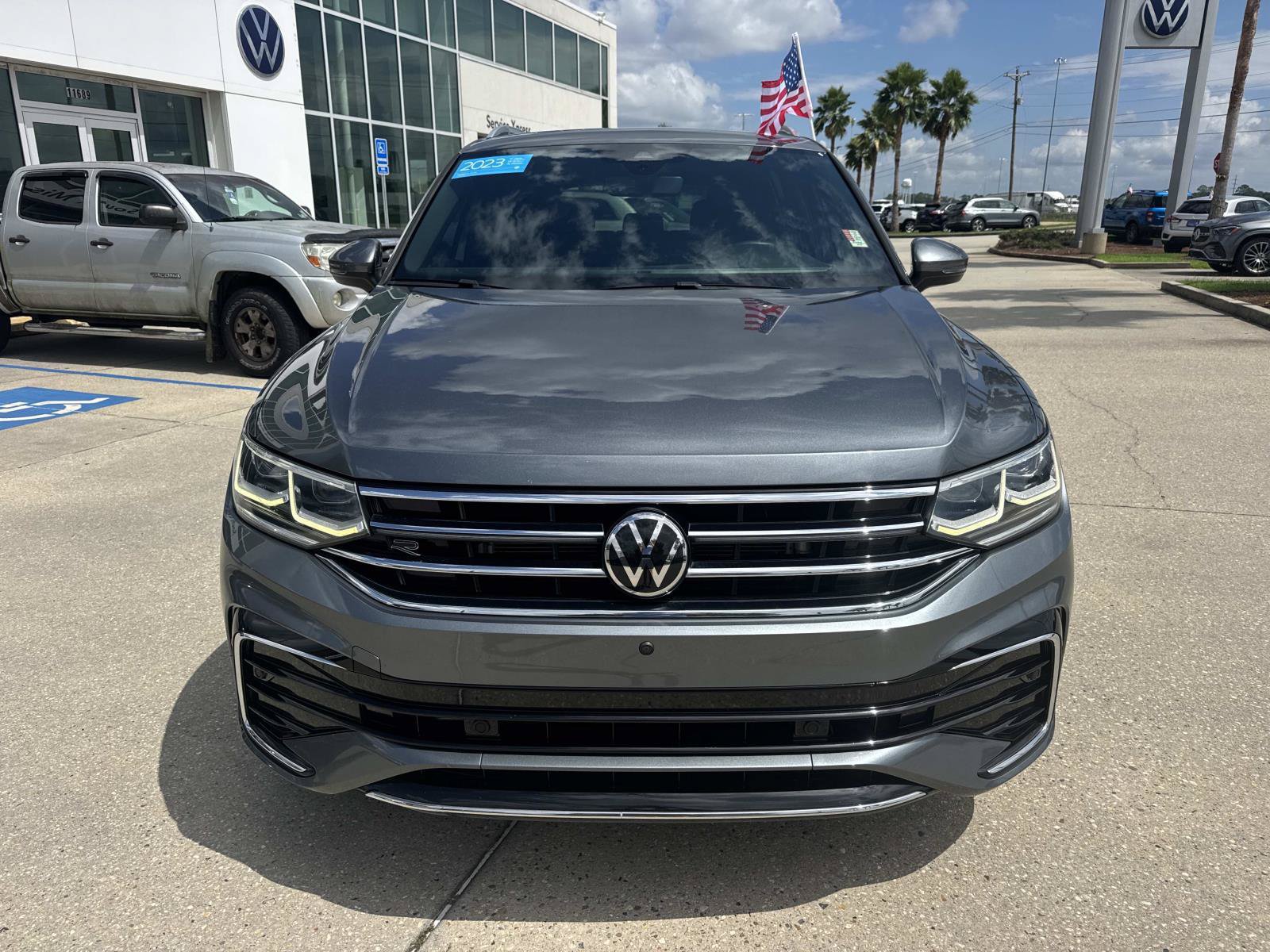Used 2023 Volkswagen Tiguan SEL R-Line AWD/4WD image 2