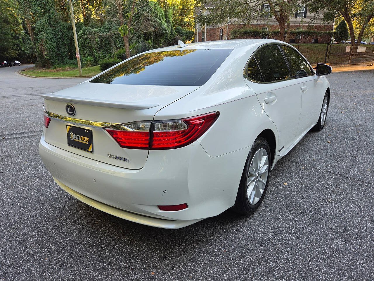 Used 2014 Lexus ES 300h w/ Luxury Package w/Bamboo Trim FWD image 5