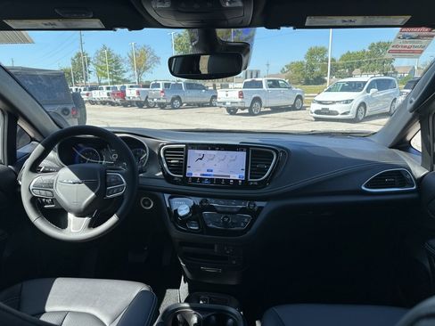 New 2026 Chrysler Pacifica Select image 2