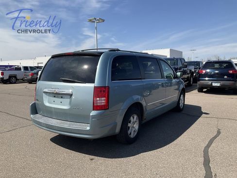Used 2009 Chrysler Town & Country Touring FWD image 2