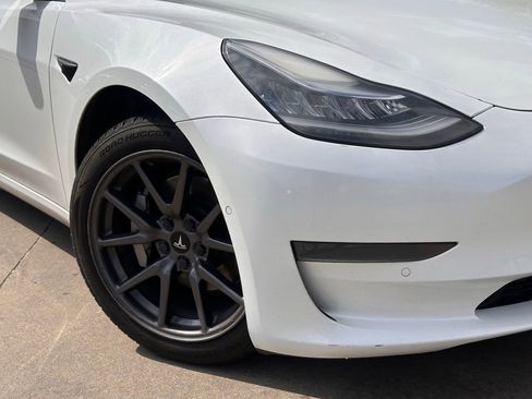 Used 2020 Tesla Model 3 Standard Range image 2