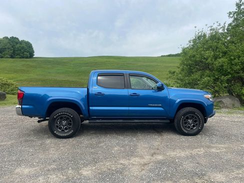 Used 2018 Toyota Tacoma SR5 AWD/4WD image 2