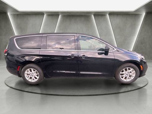 Used 2024 Chrysler Pacifica Touring-L FWD image 2