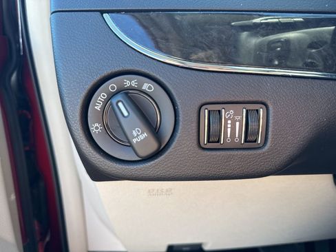 Used 2015 Chrysler Town & Country Touring image 27
