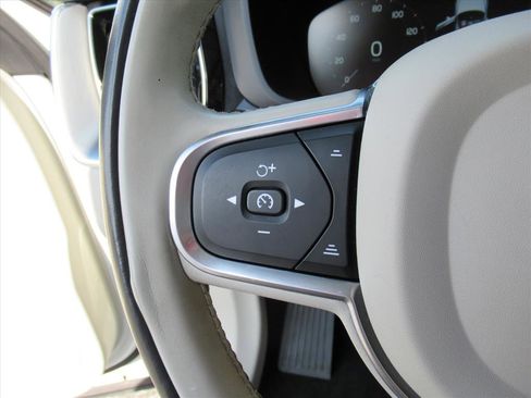 Used 2018 Volvo XC60 T6 Momentum w/ Convenience Package image 17