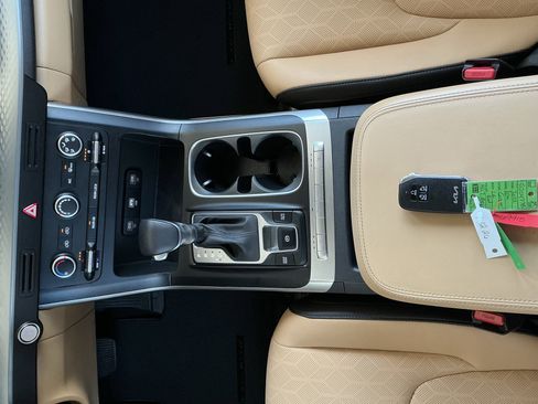 Used 2022 Kia Carnival LX image 11