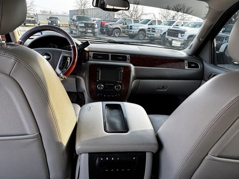 Used 2014 Chevrolet Suburban LT image 4