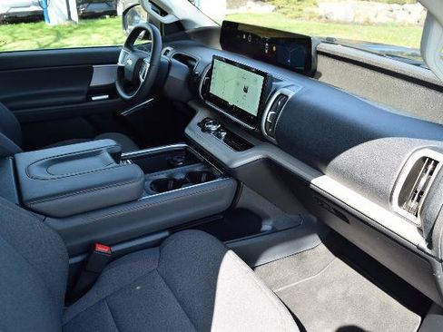 Certified 2025 Ford Expedition Active AWD/4WD image 15