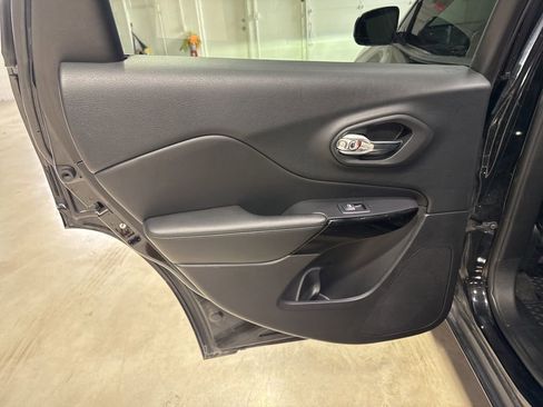 Used 2019 Jeep Cherokee Latitude Plus image 35