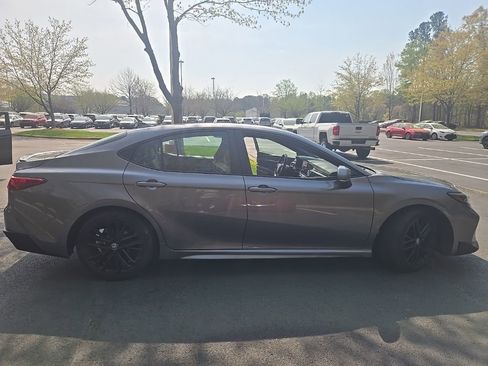 Used 2025 Toyota Camry SE image 9