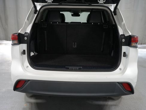 Certified 2024 Toyota Highlander XLE image 37