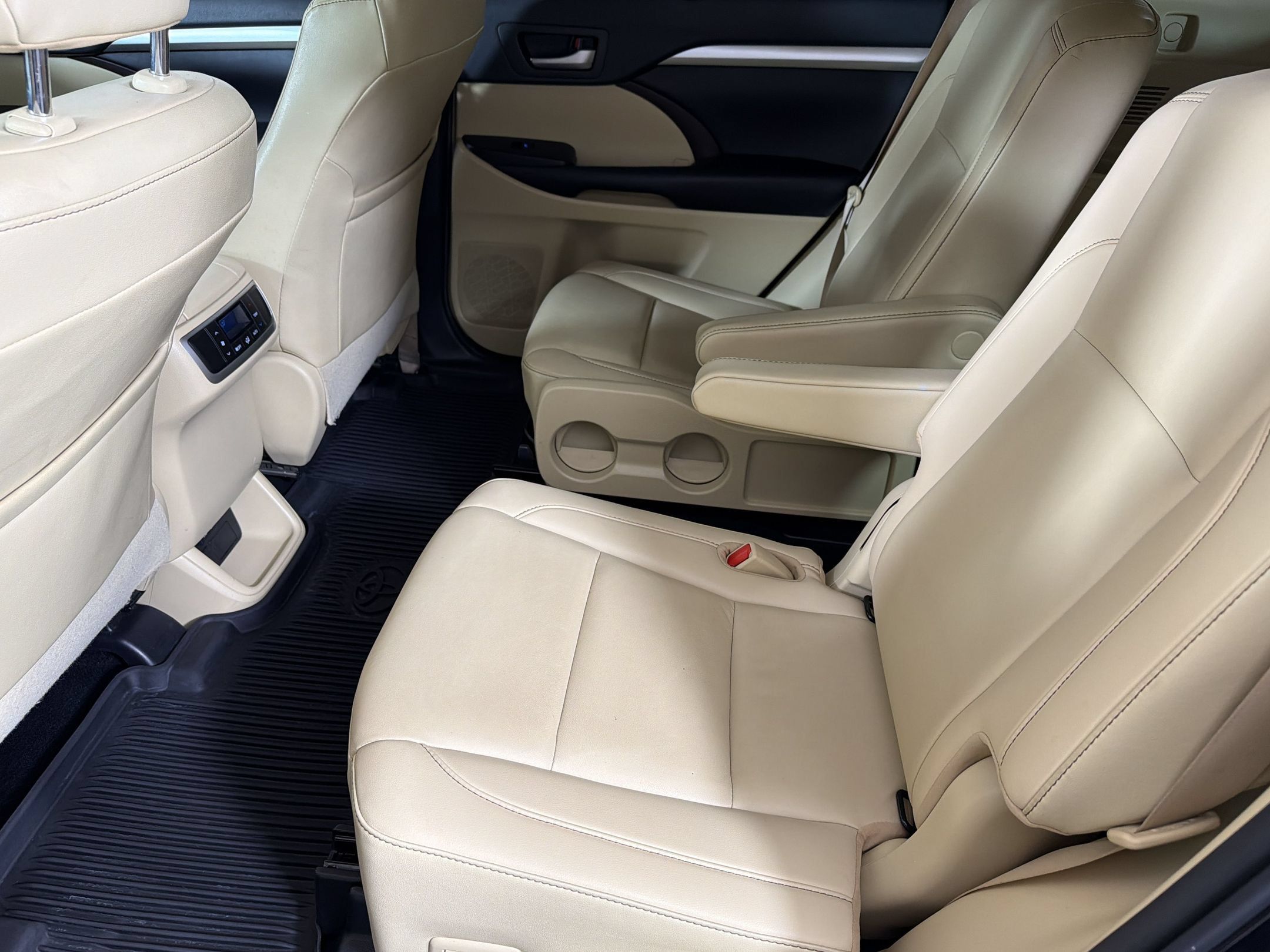 Used 2019 Toyota Highlander XLE AWD/4WD image 27