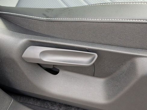 Used 2025 Volkswagen Tiguan SE image 23