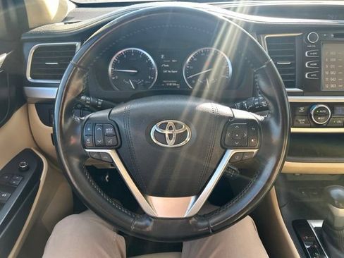 Used 2017 Toyota Highlander XLE w/ Protection Package #3 AWD/4WD image 21