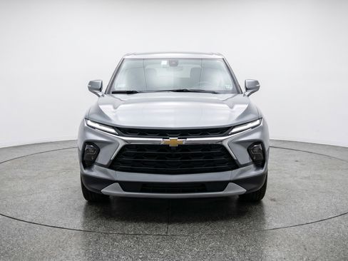 Used 2025 Chevrolet Blazer LT FWD image 2