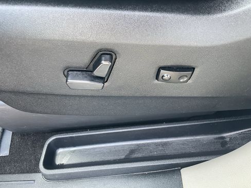 Used 2016 Chrysler Town & Country Touring FWD image 13