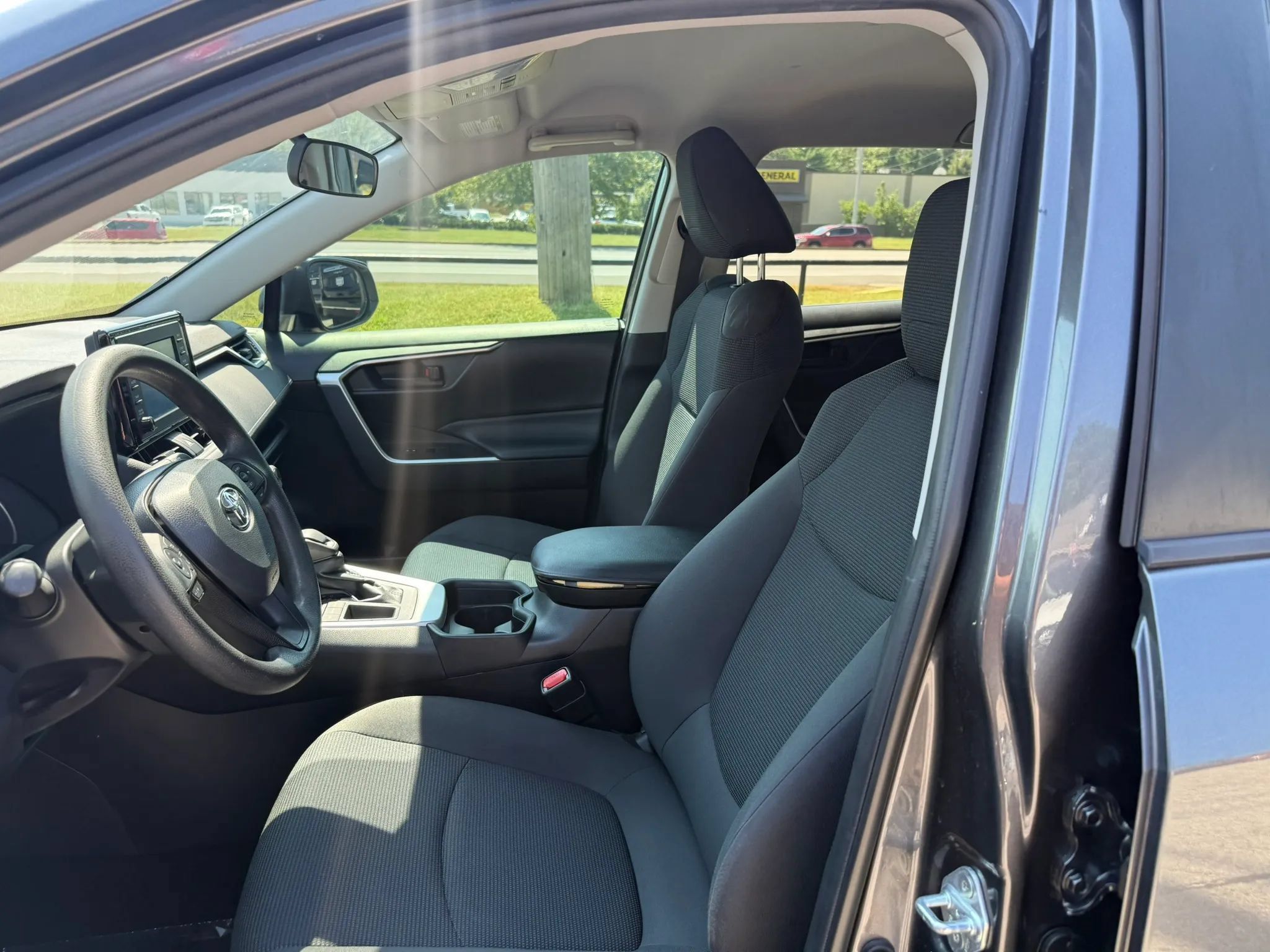 Used 2020 Toyota RAV4 LE FWD image 15