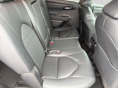 Used 2023 Toyota Highlander XLE FWD image 17