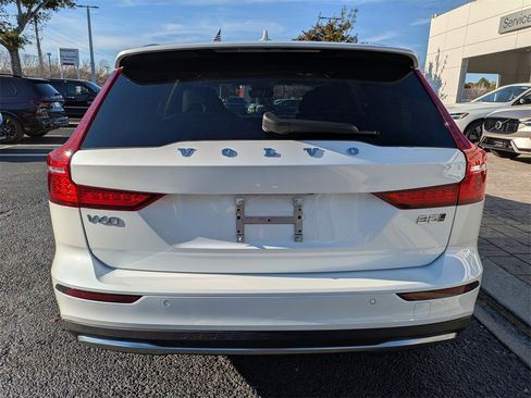 Used 2025 Volvo V60 B5 Cross Country Plus image 5