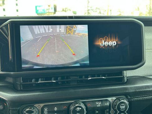 Used 2025 Jeep Wrangler Sahara image 24