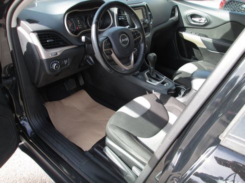 Used 2018 Jeep Cherokee Latitude w/ Altitude Package image 10