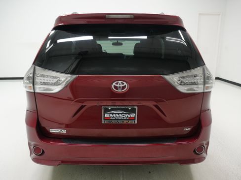 Used 2016 Toyota Sienna SE FWD image 5
