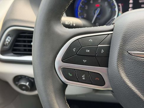 Certified 2024 Chrysler Pacifica Touring-L FWD image 9