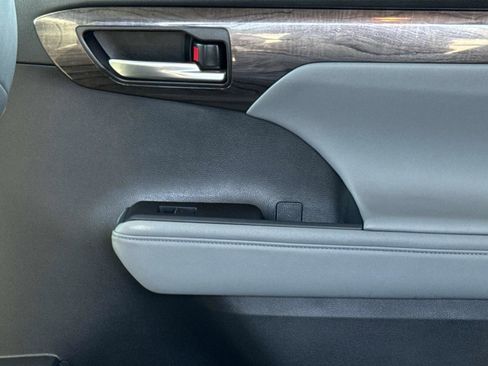 Used 2023 Toyota Highlander Limited image 16