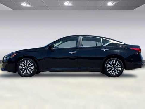 Used 2025 Nissan Altima 2.5 SV FWD image 2