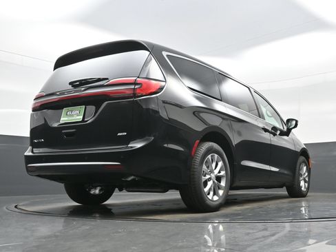 New 2027 Chrysler Pacifica Select AWD/4WD image 19
