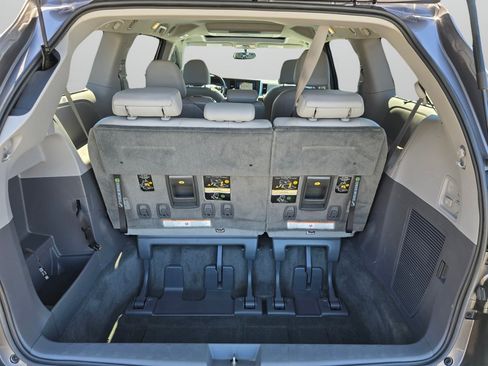 Used 2017 Toyota Sienna XLE Premium FWD image 25