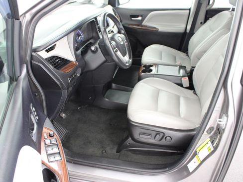 Used 2017 Toyota Sienna Limited Premium FWD image 14