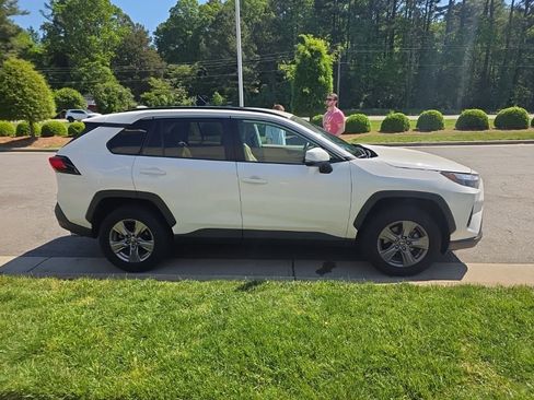 Used 2022 Toyota RAV4 XLE AWD/4WD image 3