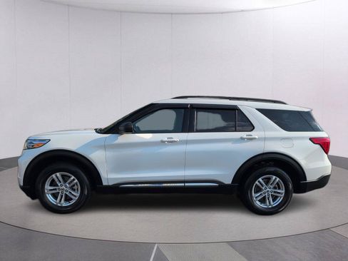 Used 2023 Ford Explorer XLT AWD/4WD image 2