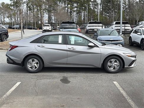 New 2026 Hyundai Elantra SE image 8