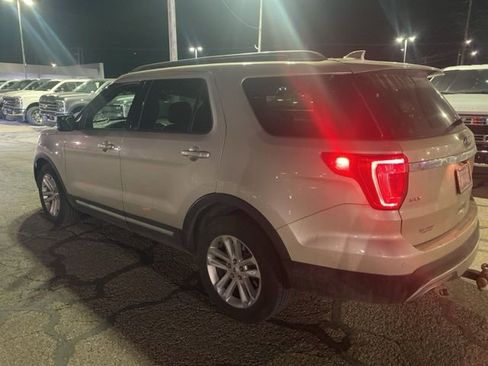 Used 2017 Ford Explorer XLT w/ Equipment Group 202A image 8