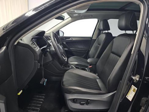Used 2022 Volkswagen Tiguan SE w/ Panoramic Sunroof Package FWD image 4
