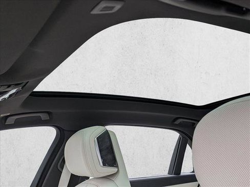 New 2026 BMW 750e xDrive w/ Executive Package image 15