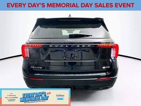 Used 2025 Ford Explorer Active AWD/4WD image 6
